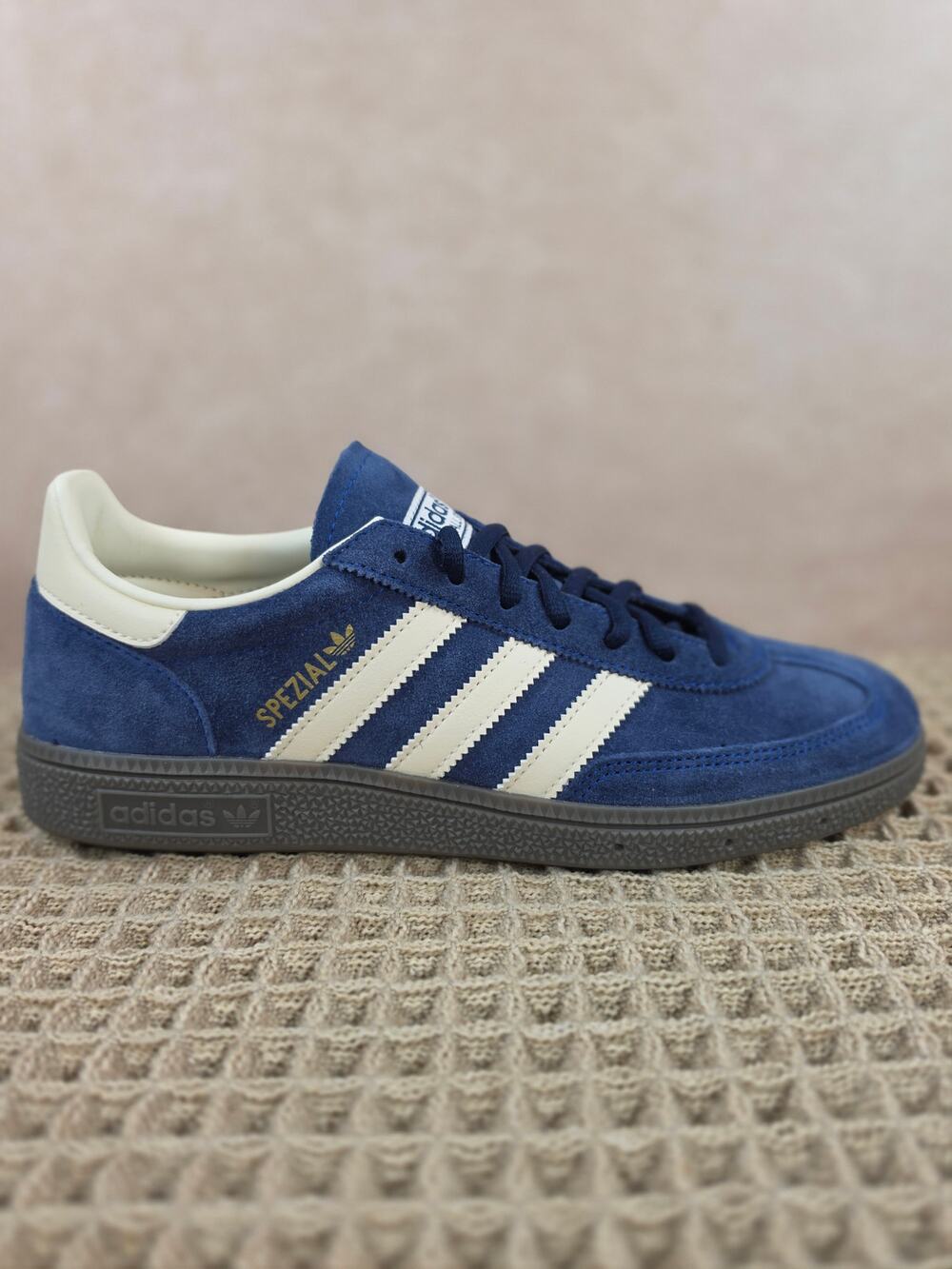 Adidas Handball Spezial Men’s 9 Navy White Gum + Extra Laces – Brand New